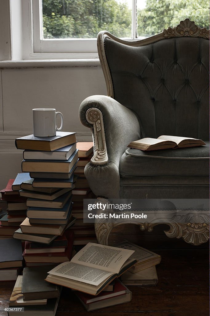 Mug et pile de livres
