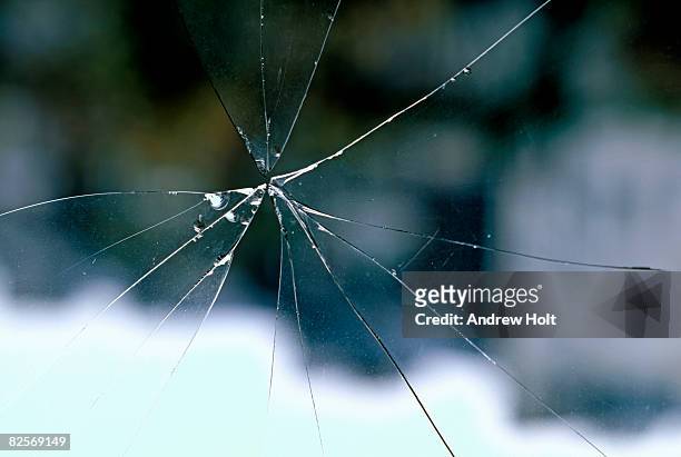 broken and cracked glass window with sharp edges - ひびが入った ストックフォトと画像