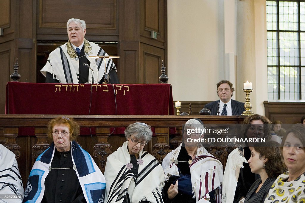 Rabbi David Lilienthal (Up) gives a spee