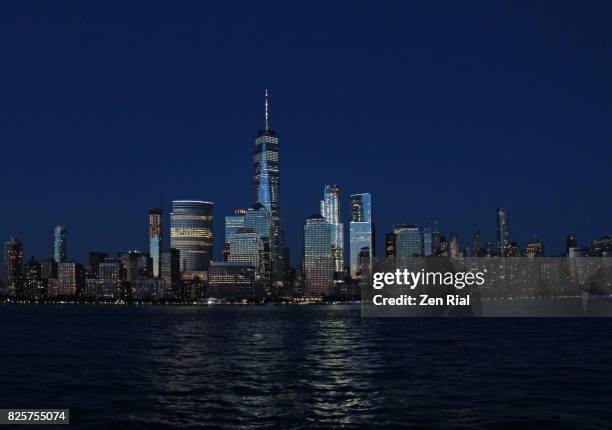 lower manhattan skyline during the blue hour with hudson river in the foreground - new york skyline nacht stock-fotos und bilder