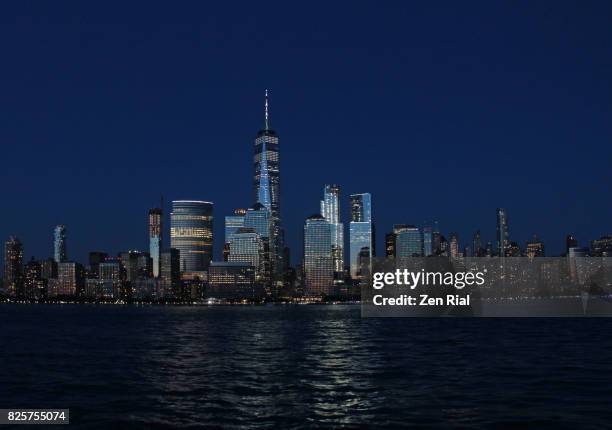 lower manhattan skyline during the blue hour with hudson river in the foreground - jersey city fotografías e imágenes de stock