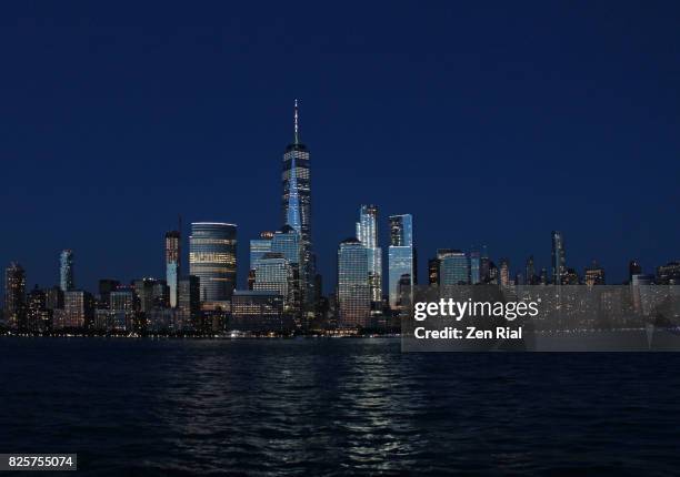 lower manhattan skyline during the blue hour with hudson river in the foreground - world trade center manhattan stock pictures, royalty-free photos & images