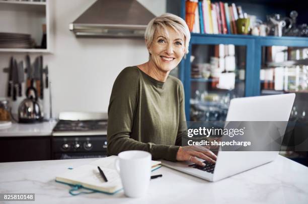 du bist nie zu alt, um ihr eigenes unternehmen gründen - einzelne frau über 40 stock-fotos und bilder