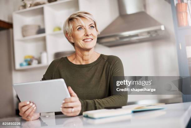 registerkarten mit der ganzen welt online zu halten - einzelne frau über 40 stock-fotos und bilder