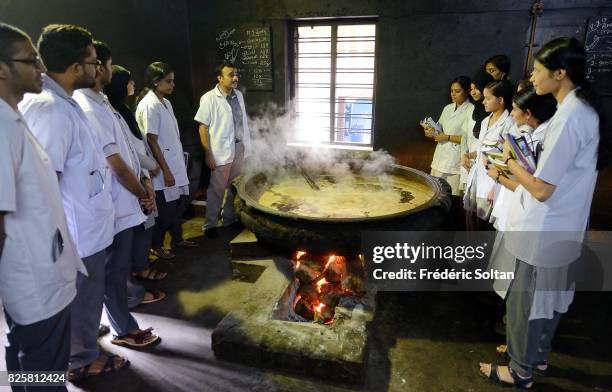 Ayurvedic retreat in Kerala. Practical work for the students of the PNNM Ayurveda Medical College. Many doctors are formed after 6 years of studies....