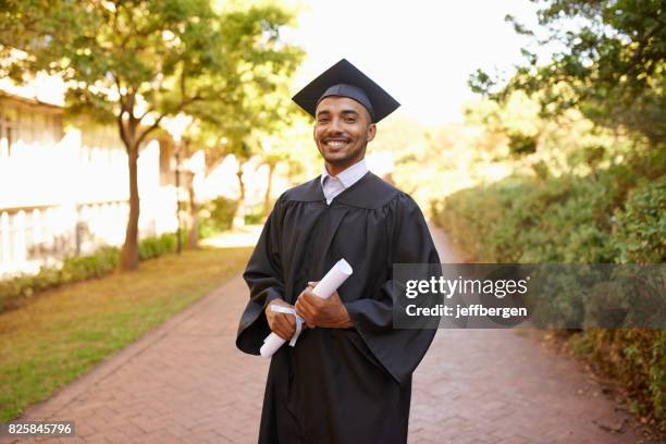 ogni diploma è una corrispondenza illuminata - celebrazione della laurea foto e immagini stock