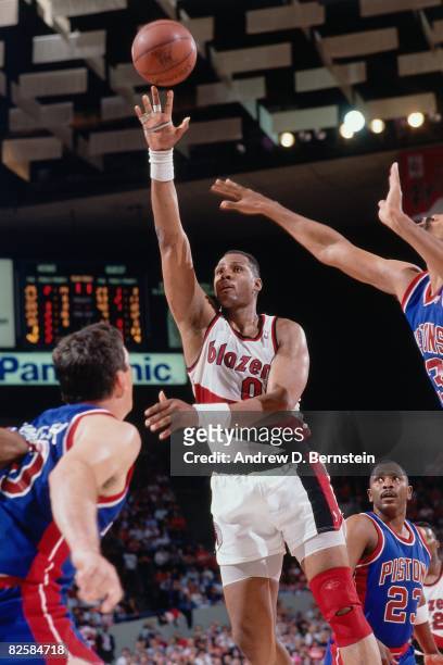 Kevin Duckworth of the Portland Trail Blazers shoots over Bill Laimbeer of the Detroit Pistons during a game in the 1989 NBA season at Veterans...