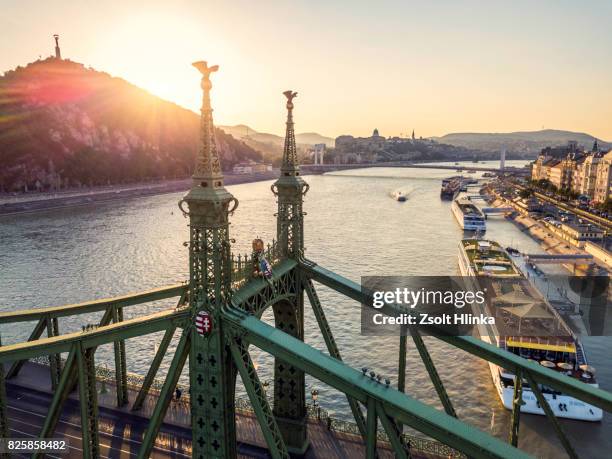 liberty bridge in sunset - budapest - budapest stock-fotos und bilder