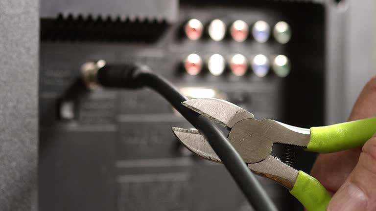Cut the cable TV cord with hand and wire cutters 동영상 (825870166) - 게티이미지뱅크