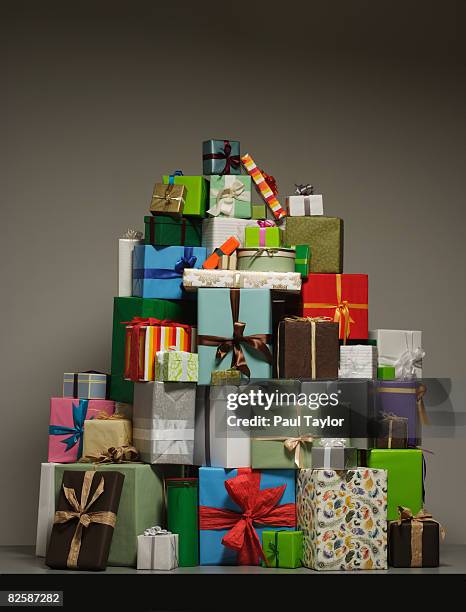 gifts in pile - stack photos et images de collection
