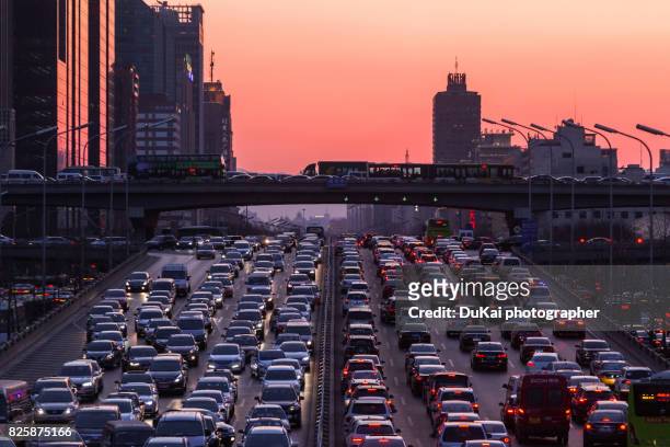 beijing traffic congestion - file stockfoto's en -beelden