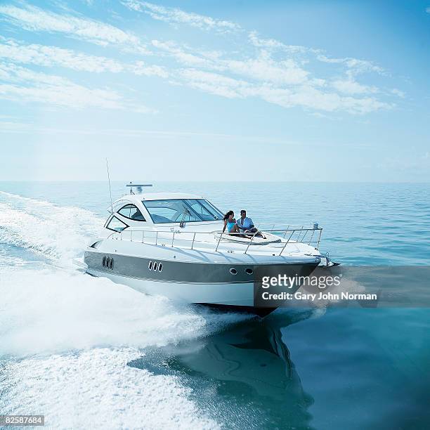 couple on bow of yacht - mezzo di trasporto marittimo foto e immagini stock
