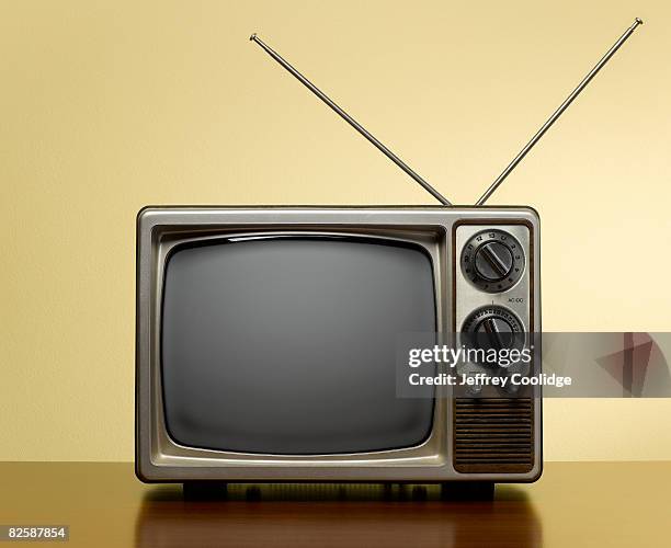 vintage tv with antenna - vergangenheit stock-fotos und bilder