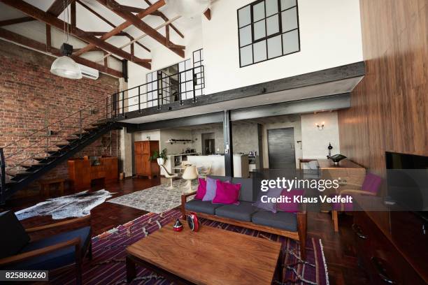 interior of new york style loft, holiday rental apartment - apartamento tipo loft imagens e fotografias de stock