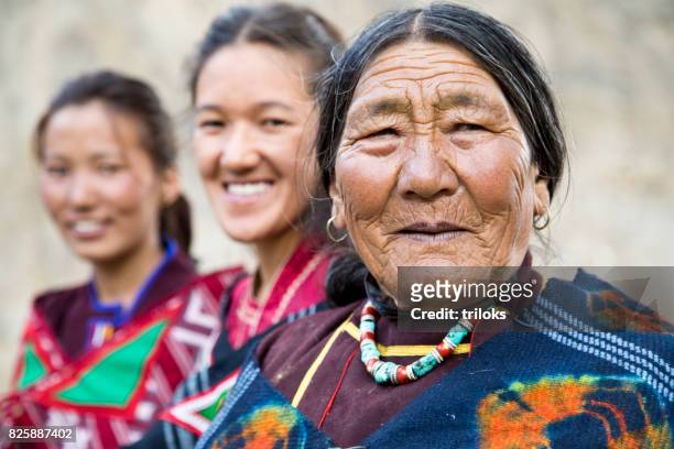 porträtt av familj poserar på spiti - ladakh bildbanksfoton och bilder