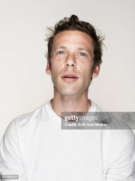 portrait of individual on a white background - man looking up photos et images de collection