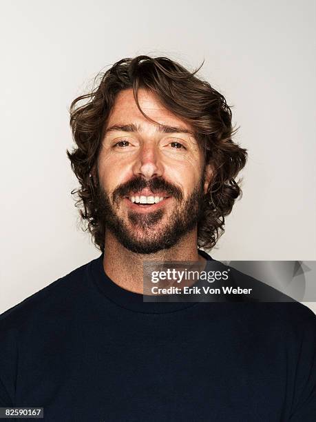 portrait of individual on a white background - homme barbe fond blanc photos et images de collection