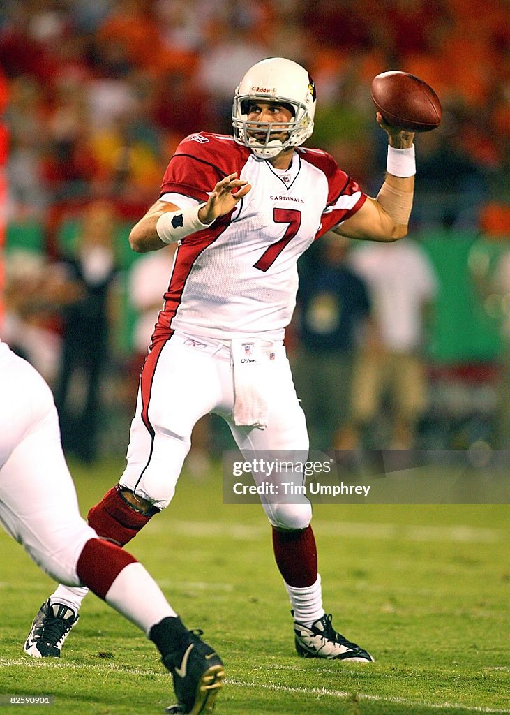 Quarterback Matt Leinart of the Arizona Cardinals passes down field