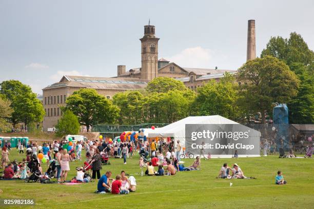 families sat on the green in roberts park - bradford yorkshire occidental photos et images de collection