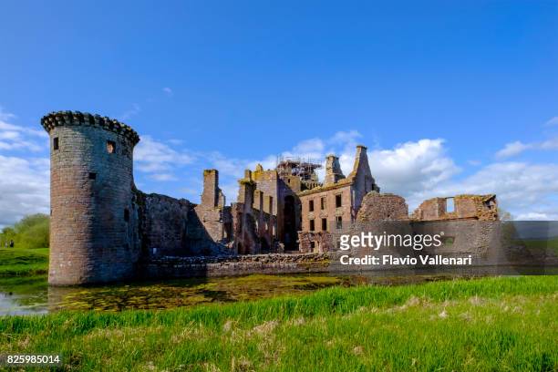caerlaverock castle, schottland - scottish castle stock-fotos und bilder