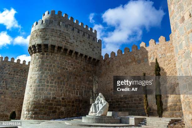 walls of avila puerta del alcazar (gate of the fortress),avila,  spain - flying buttress foto e immagini stock