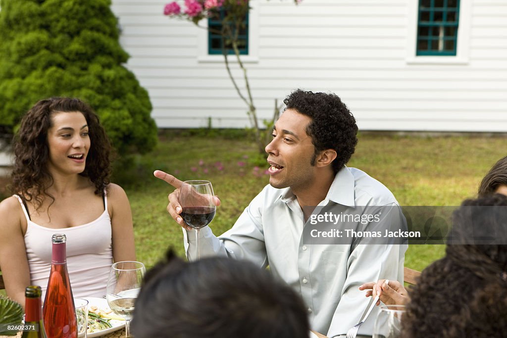 Hispaniques au jardin extérieur de la maison de campagne