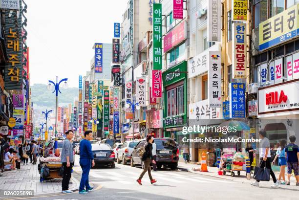 día de escena de calle de gwangbok-dong de corea del sur busan - escritura coreana fotografías e imágenes de stock