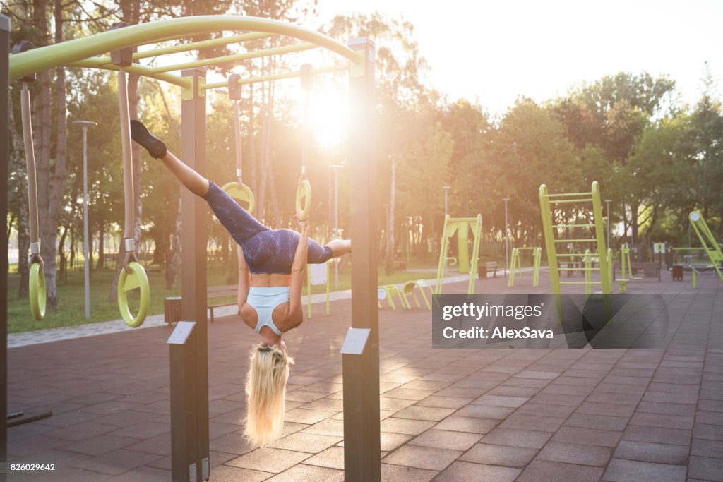 公園で屋外体操練習を実行する女