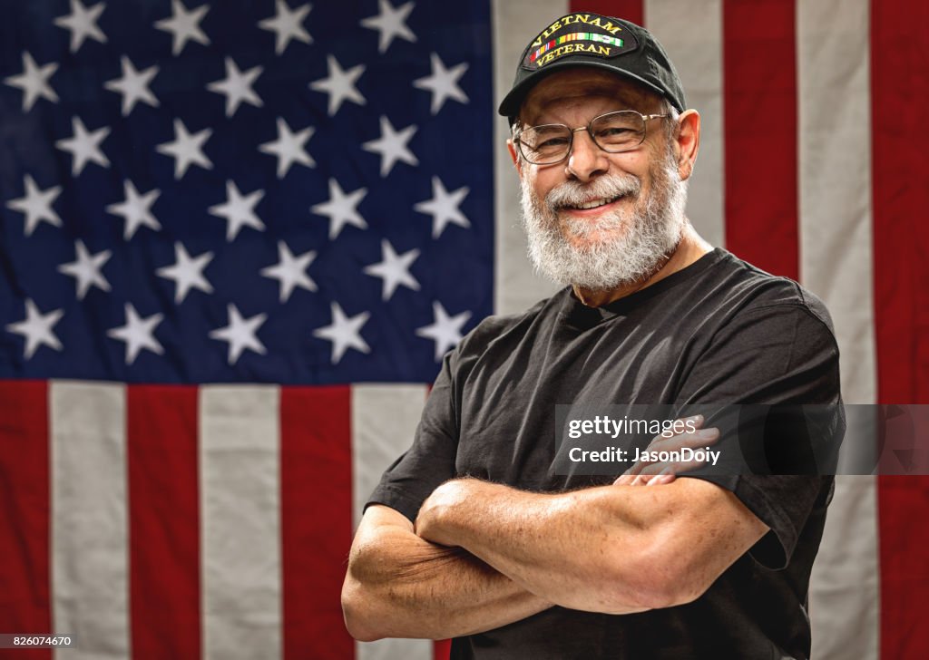 Authentisches Vietnam-Veteran mit amerikanischen Flagge