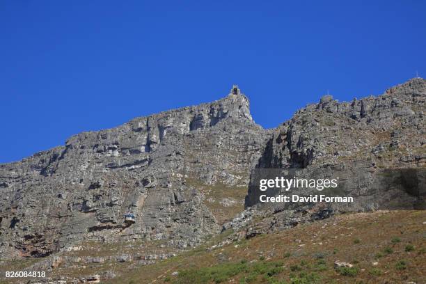 table mountain and upper cable-car station, cape town. - cape town cable car stock pictures, royalty-free photos & images