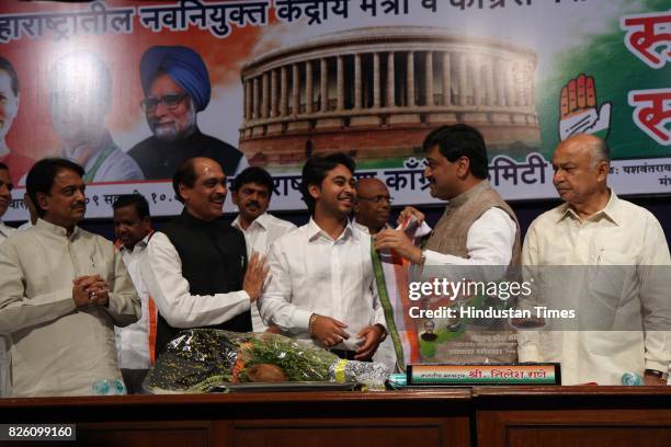 Vilasrao Deshmukh, Manikrao Thakre, Nilesh Rane, Ashok Chavan, and Sushilkumar Shinde at a felicitation ceremony for newly elected congress MPs at...