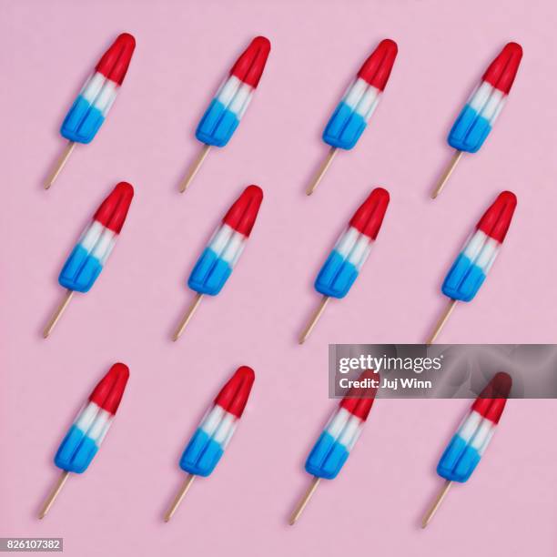 red white and blue ice pops - eis am stiel stock-fotos und bilder