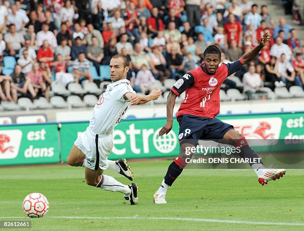 Lille's Brazilian midfielder Michel Bastos vies with Bordeaux' French defender Franck Jurietti during the French L1 football match Lille vs. Bordeaux...