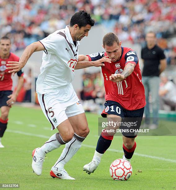 Lille's French midfielder Ludovic Obraniak vies with Bordeaux' Brazilian midfielder Fernando during the French L1 football match Lille vs. Bordeaux,...