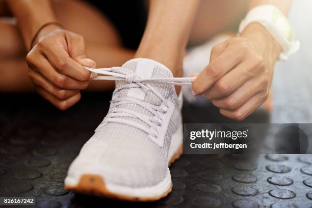 tijd om te zweten - tying shoes stockfoto's en -beelden