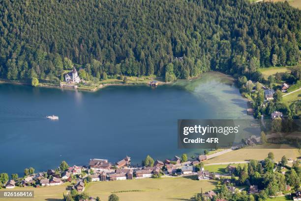 waterfront häuser, castiglioni mit tourist ferry, see grundlsee, österreich - luftbild panorama - villa castiglioni stock-fotos und bilder