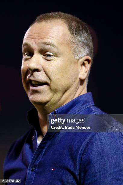 Head coach Mano Menezes of Cruzeiro looks on during a match between Vasco da Gama and Cruzeiro as part of Brasileirao Series A 2017 at Raulino de...