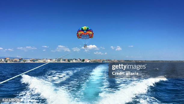 parasailing. - speedboat stock-fotos und bilder