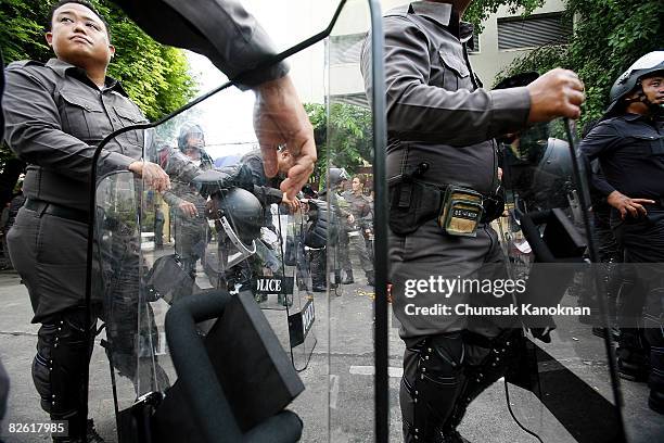Thai Riot Police Officers relax outside the Government House on September 1 in Bangkok, Thailand. Prime Minister Samak Sundaravej continues to reject...
