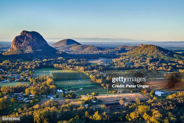 glasshouse mountains,sunshine coast hinterlands,queensland,australia - great dividing range stock-fotos und bilder