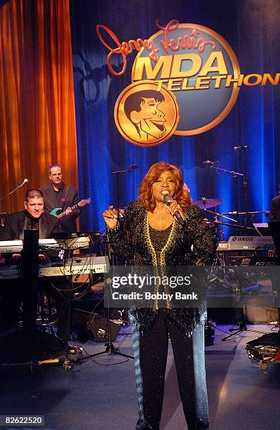 Gloria Gaynor performs on the Jerry Lewis MDA Telethon at the New York City Studios on August 31, 2008 in New York City.