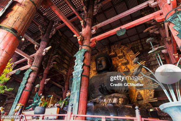 grande santuário de daibutsuden com um grande buda de bronze - nara - fotografias e filmes do acervo