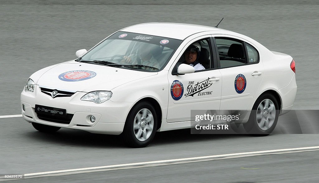 Malaysian journalists takes An electric