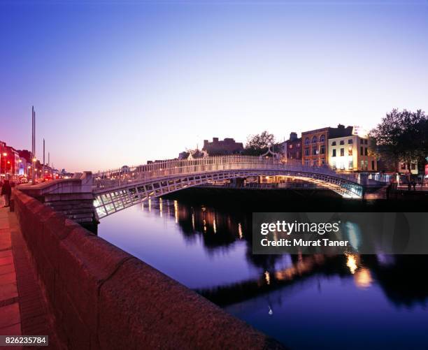 half penny bridge and liffey river - ha'penny bridge stock pictures, royalty-free photos & images