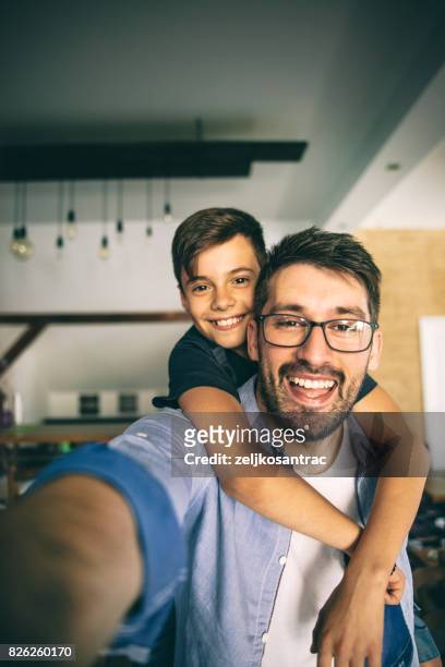 father taking a selfie with his son - selfie imagens e fotografias de stock
