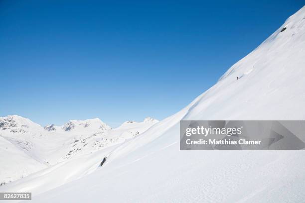 snowboarder in valdez alaska - pista da sci foto e immagini stock