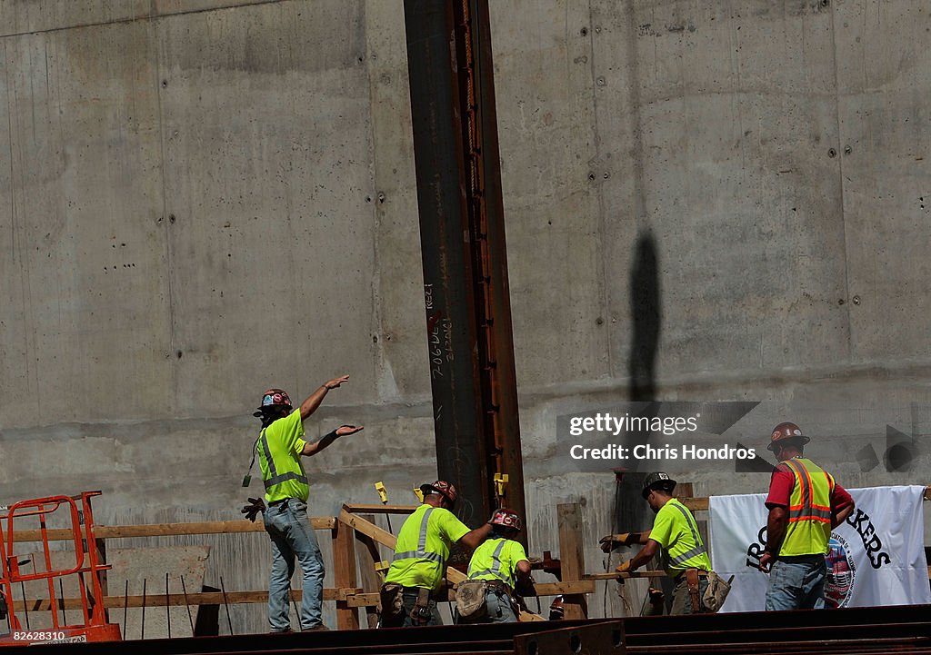 First Steel Column For 9/11 Memorial Is Erected At Ground Zero