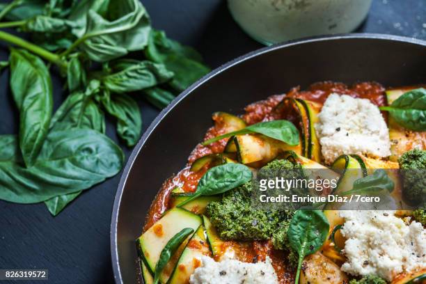zucchini skillet lasagne with basil - pasta agli spinaci foto e immagini stock