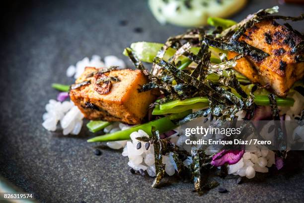 smoked tofu, nori and sushi rice salad - nori photos et images de collection