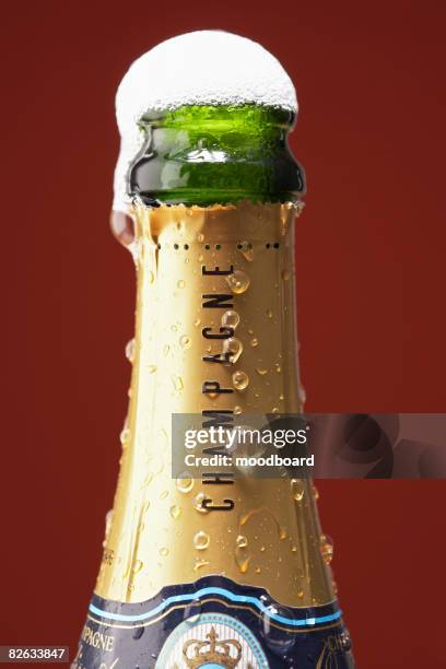 open champagne bottle overflowing - bebida con espuma fotografías e imágenes de stock